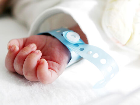 В Великобритании родился первый ребенок от трех родителей. Медики объяснили, зачем потребовался третий донор
