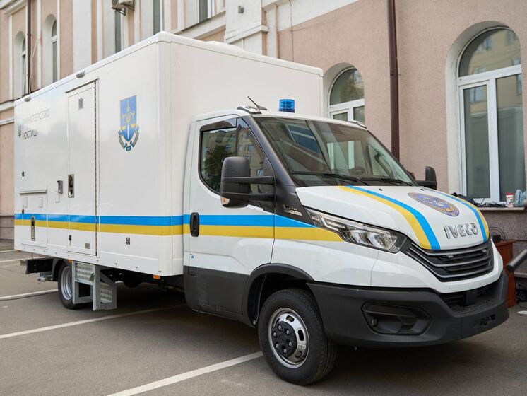 "Пришвидшить процес ідентифікації загиблих". Франція передала Україні мобільну лабораторію ДНК для роботи в районах активних бойових дій