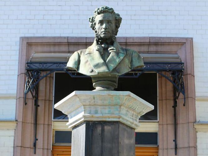 Два памятника Пушкину в Киеве лишились статуса охраняемых объектов культурного наследия – Минкульт
