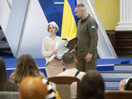 Кличко вручил награды матерям и женам погибших воинов ко Дню матери