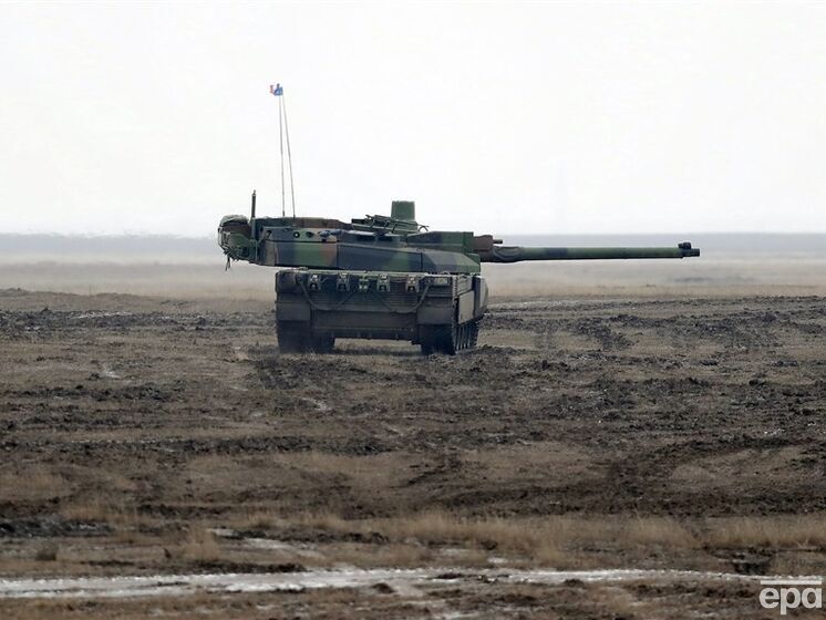 Франція навчить кілька батальйонів українських військових, передасть бронемашини і колісні танки – Макрон