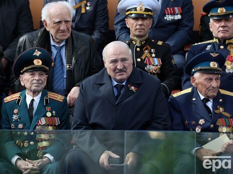 Лукашенко впервые появился на публике с 9 мая. И снова с повязкой от венозного катетера– СМИ