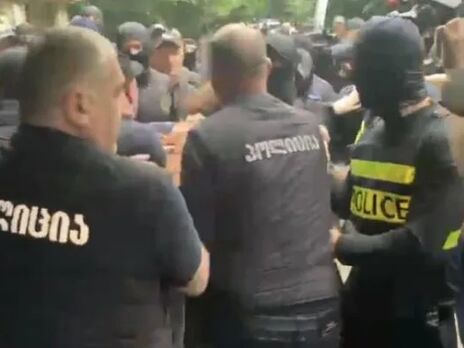 У гостиницы в Грузии, где, вероятно, находится дочь Лаврова, начались задержания протестующих. По данным СМИ, она приехала на свадьбу брата своего мужа-россиянина