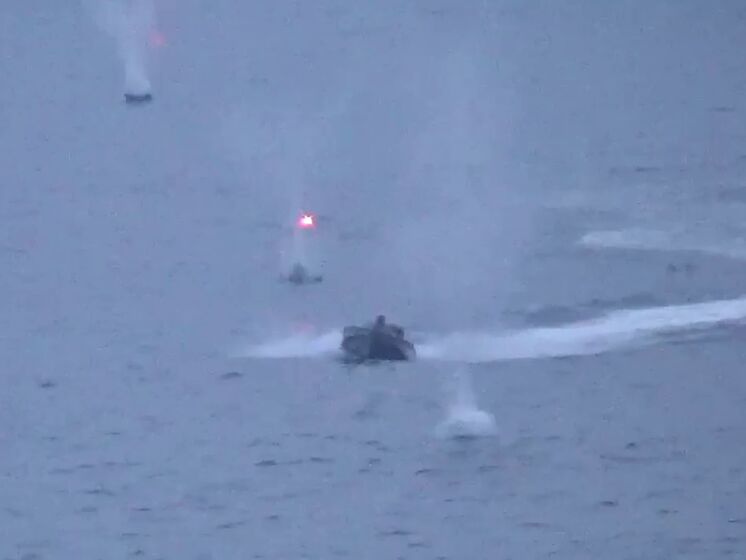 У соцмережі опублікували відео атаки морського дрона на корабель ЧФ РФ "Иван Хурс", він досяг цілі. У міноборони Росії запевняли, що знищили всі безпілотні катери