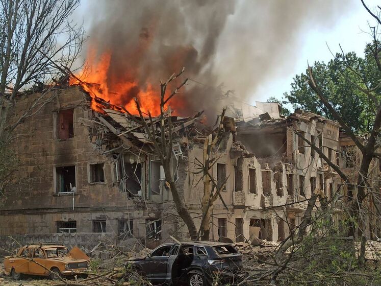 "Одна людина загинула, 15 поранено". Зеленський показав відео наслідків ракетного удару окупантів по поліклініці у Дніпрі