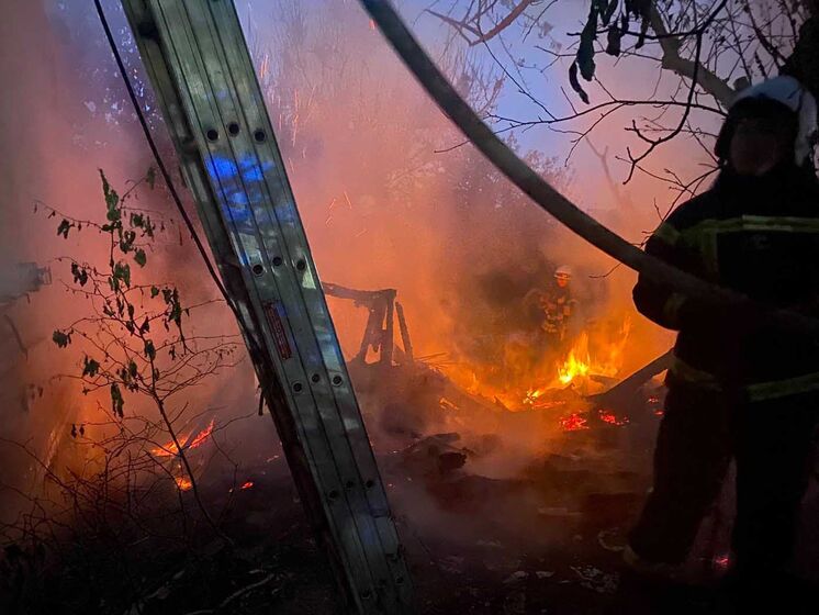 Ночью в Киевской области обломки воздушных объектов РФ упали на территорию трех районов, еще в одном спасатели потушили пожар после сбивания ракеты днем
