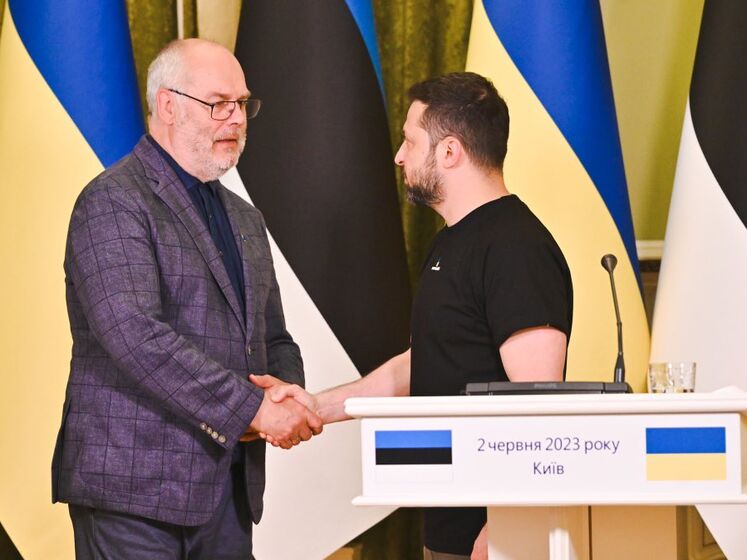 В Киев приехал президент Эстонии. Зеленский поблагодарил его за "быструю и большую" помощь Украине