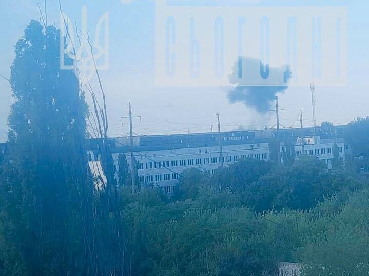В Бердянске прогремела серия взрывов, местные паблики сообщают, что оккупанты из порта "не выходили, а бежали"