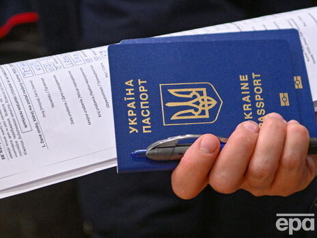 В Україні спростили процедуру одержання паспортів. У Мінреінтеграції зазначили, що простіше стане тим, хто прибув з окупації