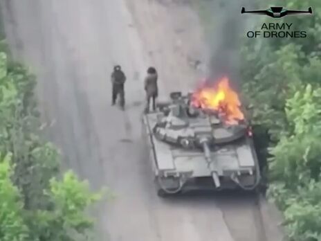 Українські військові показали, як за допомогою безпілотника знищують ворожий Т-80. Відео