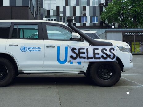 Активиста, который наклеил на машины ООН в Киеве надпись 