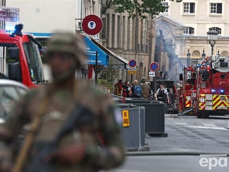 У центрі Парижа стався вибух, обвалилася частина будівлі, під уламками шукають людей