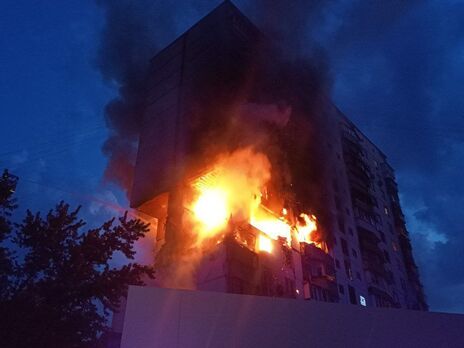 У Києві внаслідок вибуху частково зруйновано 16-поверховий будинок, виникла пожежа. Попередня причина – витік газу – ДСНС