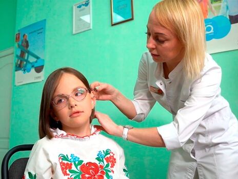 Фонд Ріната Ахметова передав дитині з діагнозом 