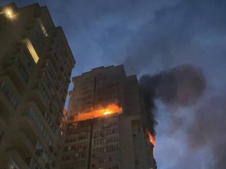 Унаслідок ракетної атаки РФ уламки впали на 24-поверхову будівлю в Києві, виникла пожежа, двоє людей постраждали – КМВА