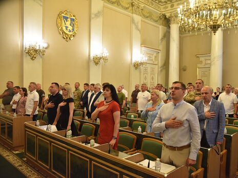 Депутатам Львовского облсовета перед сессией раздали повестки 
