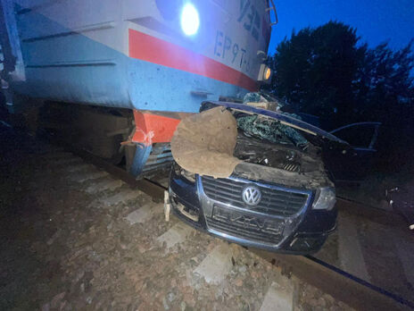 В Черниговской области автомобиль столкнулся с электричкой, погибли двое взрослых и двое детей – полиция