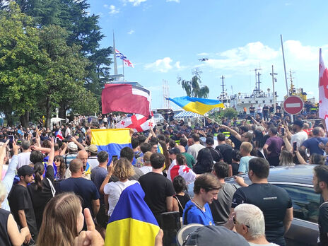 В Батуми вновь прибыл лайнер с российскими туристами. Полиция начала задерживать протестующих, среди них гражданка Украины