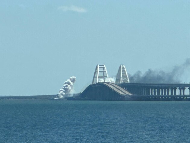 В Керчи раздались взрывы. Оккупанты заявляют, что сбили две ракеты, Крымский мост в дыму
