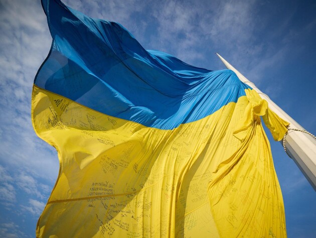 В Киеве подняли флаг Украины с подписями защитников