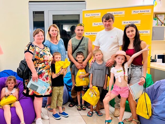 Фонд Рината Ахметова отправил более 1,6 тыс. школьных наборов к 1 сентября для первоклассников-переселенцев 