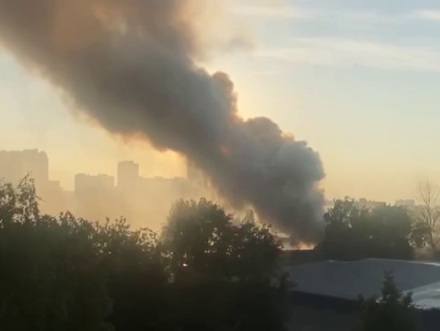 Под Москвой после удара беспилотником горит цех по производству электроники для ракет – СМИ 
