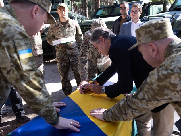 Другий день візиту в Україну. Блінкен побував в українських прикордонників, поставив підпис на прапорі й отримав у подарунок кримське вино. Фото, відео