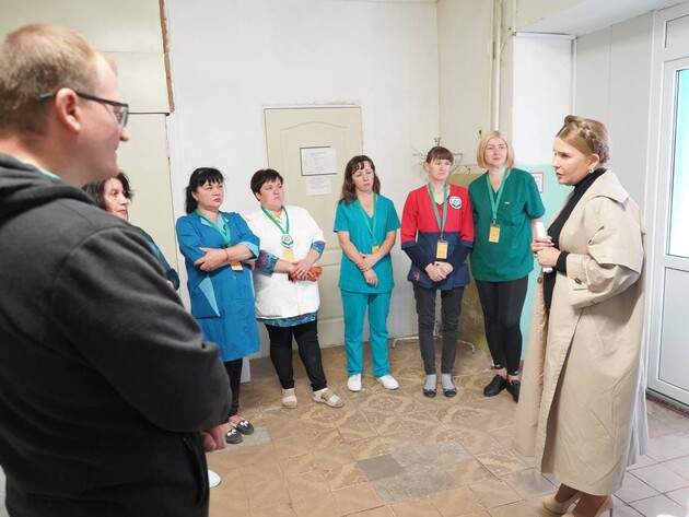 Тимошенко привезла у Покровськ і Торецьк допомогу для лікарень