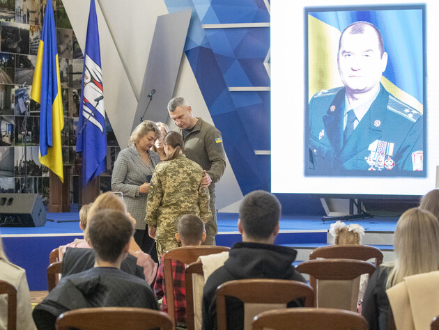 Сім'ї загиблих киян-військовослужбовців отримали медалі від громади Києва