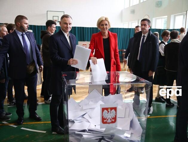 Польський виборчком порахував понад 92% голосів. Лідирує керівна партія, але перемагає опозиція