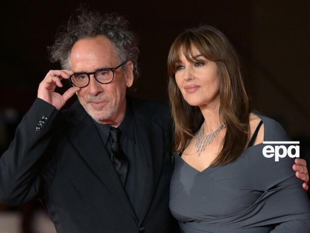 Белуччі з'явилася на червоній доріжці кінофестивалю в Римі в обіймах зі своїм новим коханим Бертоном. Фото