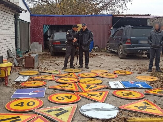 Житель Дніпропетровської області побудував теплицю з опор дорожніх знаків – поліція