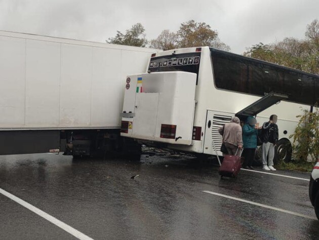 У Закарпатській області зіткнулися фура і рейсовий автобус, є загиблі й постраждалі – поліція