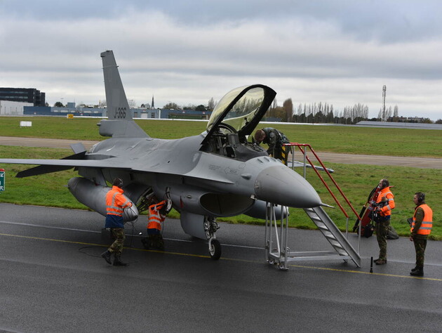 Нидерланды передали пять F-16 в румынский центр обучения пилотов из Украины