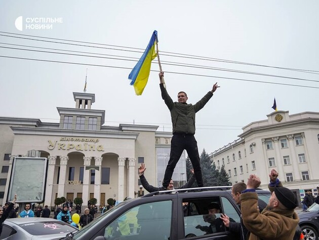 Дневник оккупации херсонца Клочко: Люди останавливают автомобили, девушки целуют украинских воинов и плачут. Кто-то несет фрукты, конфеты и воду. Шум, гам, радость. Вот кого ждали херсонцы