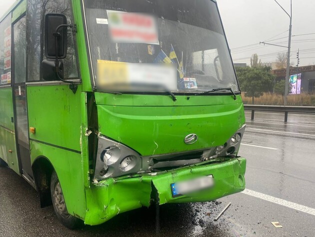 У Києві зіткнулося дві маршрутки, семеро пасажирів постраждали