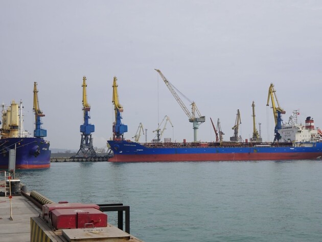 В порты оккупированных Мариуполя и Бердянска за октябрь зашли 17 кораблей и вывезли более 30 тыс. тонн краденой продукции