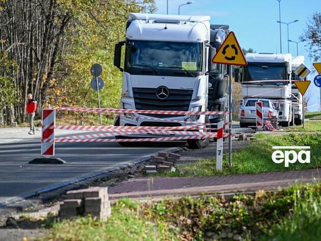 Польские перевозчики полностью заблокировали проезд грузовиков на двух пунктах пропуска с Украиной, частично – еще на одном – замминистра