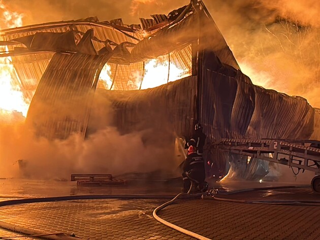 В Виннице возник сильный пожар, загорелись складские помещения с ламинатом. Фото
