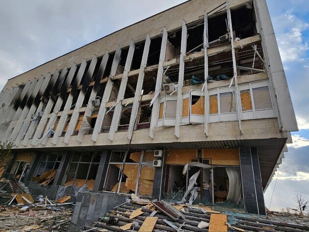 Росіяни обстріляли бібліотеку в Херсоні, будівлю суттєво пошкоджено. В ОВА показали наслідки ворожої атаки