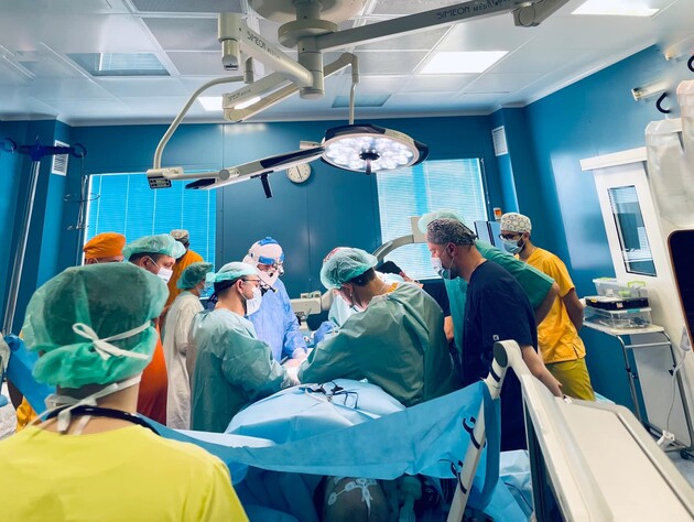 Во Львове провели необычную операцию – подростку с раком костей пришили ногу задом наперед