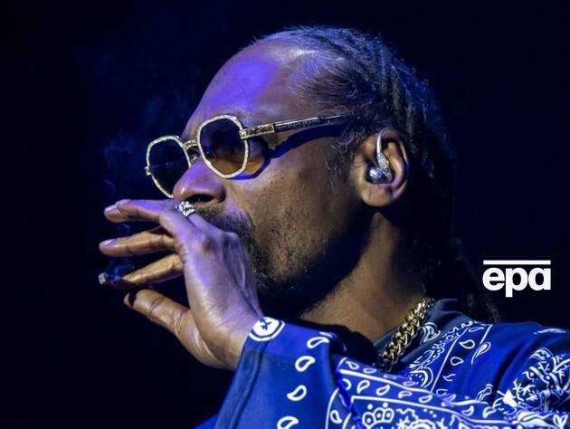 Рэпер Snoop Dogg заявил, что решил бросить курить. СМИ пишут, что речь идет о марихуане