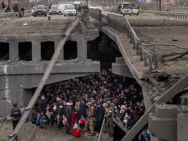 Під Києвом відкрили міст, підірваний на другий день війни. На знаменитих фото під ним виходять з окупації тисячі біженців з Ірпеня і Бучі