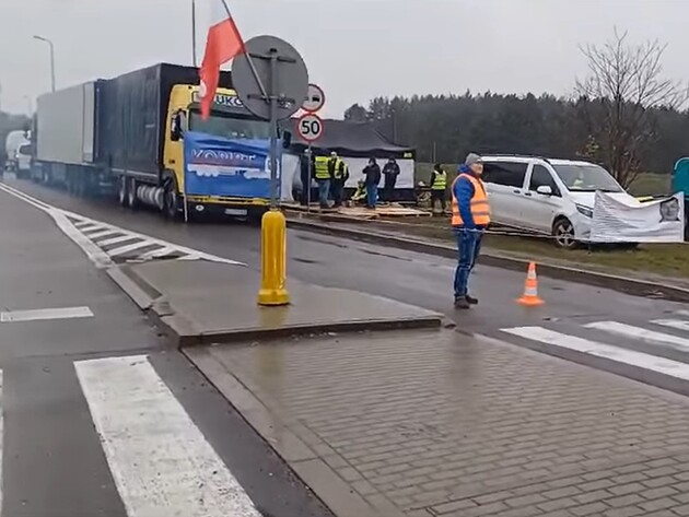 В Словакии перевозчики заблокировали пункт пропуска с Украиной, проезжает ограниченное количество грузовиков