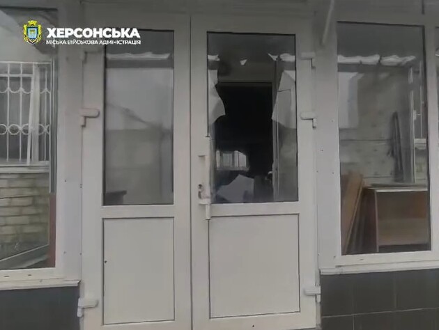 Военные РФ обстреляли гимназию и жилые дома в центре Херсона