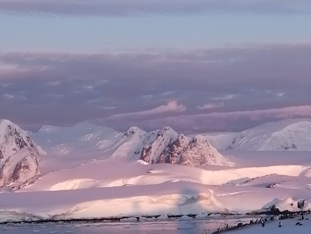 Українські полярники показали білі ночі в Антарктиді. Фото