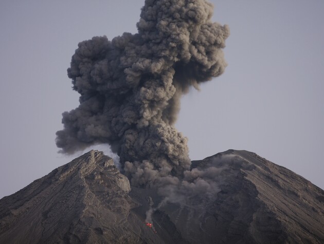 В Индонезии началось извержение вулкана Мерапи. Пропавшими без вести считают 42 туристов
