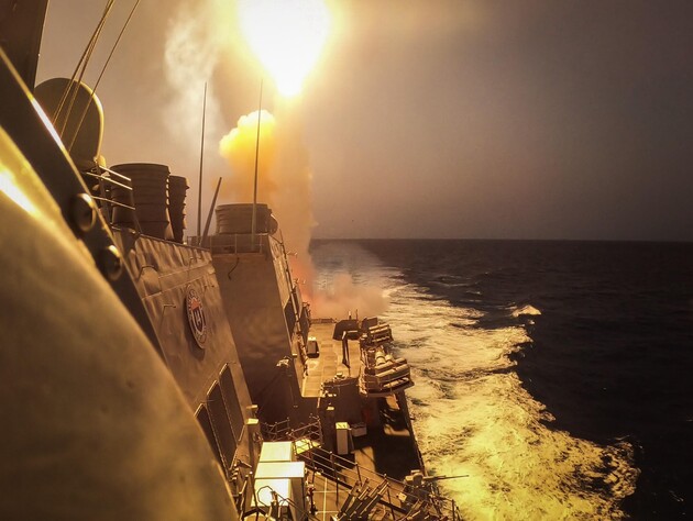 В Красном море хуситы атаковали гражданские суда и эсминец США, американские военные сбили две цели – СМИ