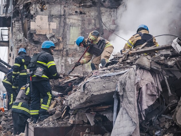 В Новогродовке спасатели нашли тело восьмилетней девочки, ее родители до сих пор остаются под завалами 