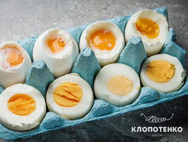 Как приготовить яйца вкрутую. Эксперт показал, как выглядит желток спустя одну, три, пять, семь, девять минут после приготовления. Фото